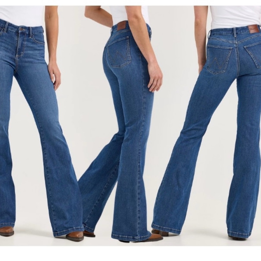 BRAND NEW Wrangler Women's Flare Jeans in Classic Blue